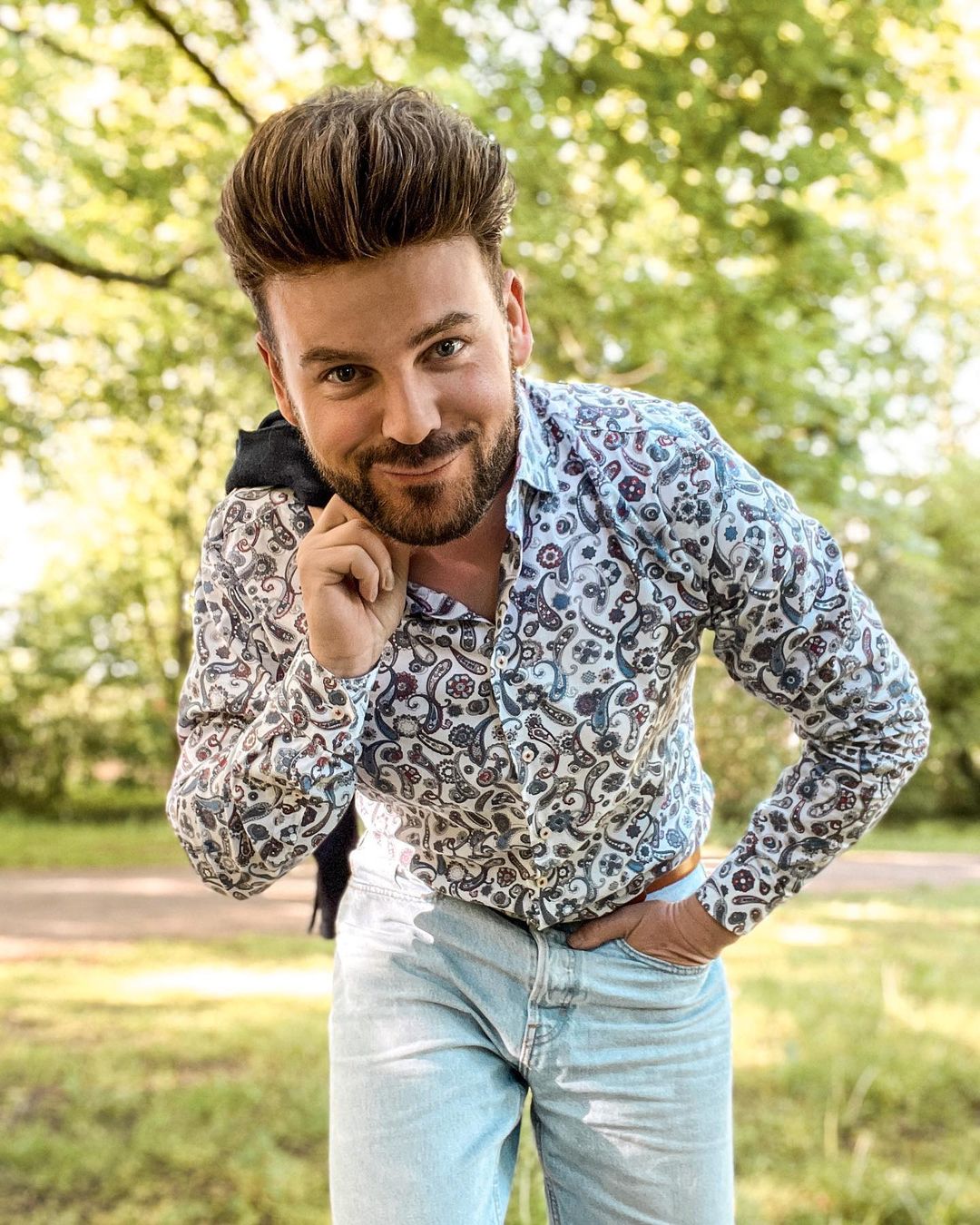 Does Frank Luntz wear a Toupee